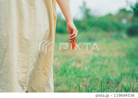 花鋏を持つ女性の手元 119694536