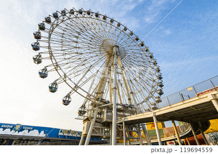 Close-up of the Ferris wheel at the Mitsui Outlet Park Taichung Port in Taiwan. it is Mitsui Fudosan's second base in Taiwan. 119694559