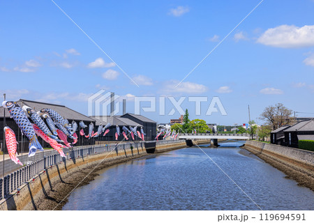 半田運河沿いに泳ぐ鯉のぼり　愛知県半田市 119694591