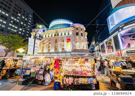 ソウル　夜の明洞メインストリート 119694924