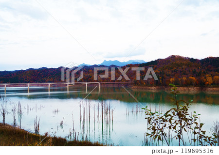 秋のシューパロ湖と夕張岳 北海道 秋のシューパロ湖と夕張岳 北海道 119695316