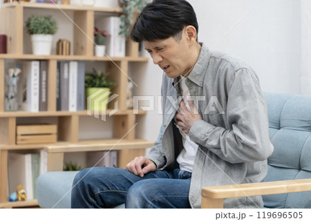 体調不良のミドル男性 胸痛 体調不良のミドル男性 胸痛 119696505