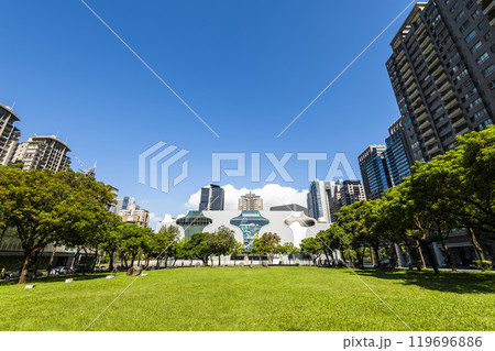 The large area of park space in front of the National Taichung Theater in Taiwan and the landscape of modern buildings on both sides. 119696886