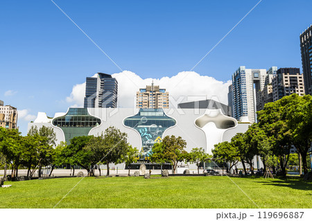 The large area of park space in front of the National Taichung Theater in Taiwan and the landscape of modern buildings on both sides. 119696887