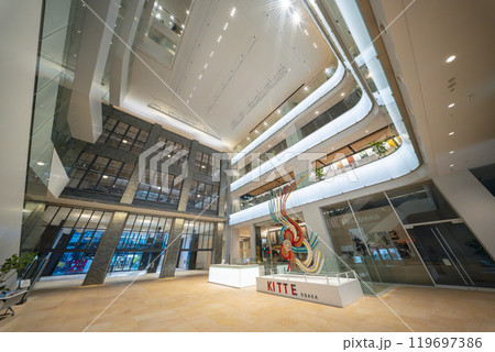 JPタワー大阪　KITTE大阪の北側エントランス 119697386