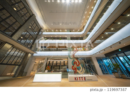JPタワー大阪　KITTE大阪の北側エントランス 119697387