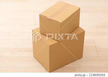 床に置かれたダンボールの荷物 119699393