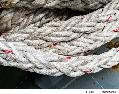 太くて丈夫な舫綱 119699898