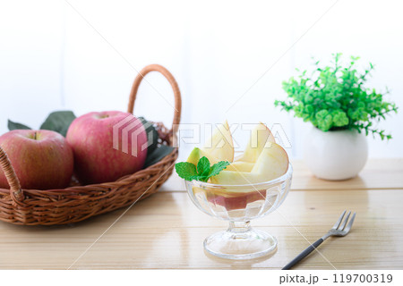 窓辺のリンゴ ( カットイメージ ) 窓辺のリンゴ ( カットイメージ ) 119700319