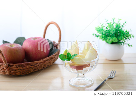 窓辺のリンゴ （ カットイメージ ） 119700321