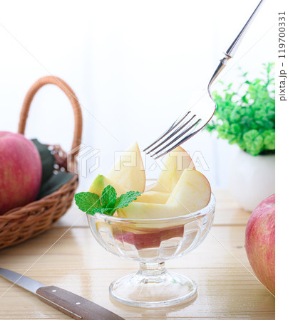 窓辺のリンゴ ( カットイメージ ) 窓辺のリンゴ ( カットイメージ ) 119700331