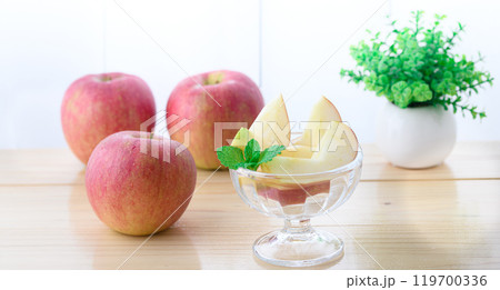 窓辺のリンゴ （ カットイメージ ） 119700336