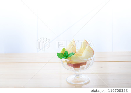 窓辺のリンゴ ( カットイメージ ) 窓辺のリンゴ ( カットイメージ ) 119700338