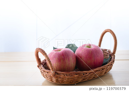 窓辺のリンゴ 窓辺のリンゴ 119700379