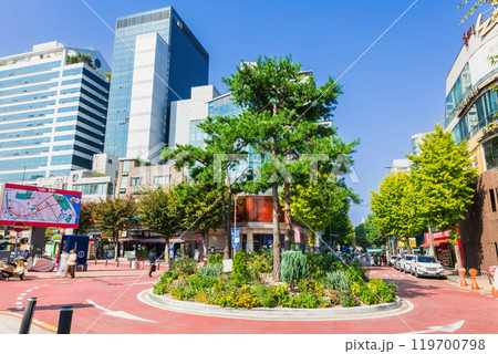 ソウル　弘大のメインストリート 119700798