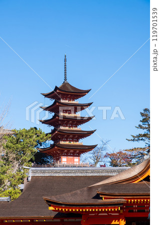 青空に映える五重塔 厳島神社 青空に映える五重塔 厳島神社 119701539