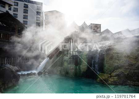 草津温泉　湯畑の風景 119701764