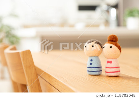 リビングダイニングキッチンと夫婦の人形 リビングダイニングキッチンと夫婦の人形 119702049