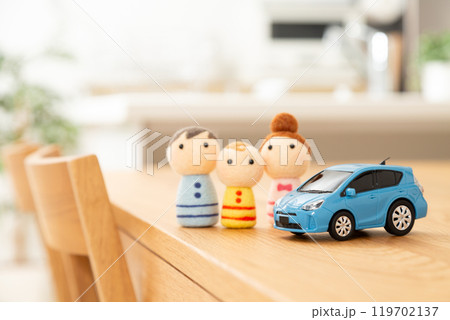 リビングダイニングキッチンとファミリーの人形と自動車 リビングダイニングキッチンとファミリーの人形と自動車 119702137