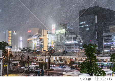 冬の川崎市の都市夜景 雪が降る川崎駅前の風景【神奈川県】 冬の川崎市の都市夜景 雪が降る川崎駅前の風景【神奈川県】 119702435