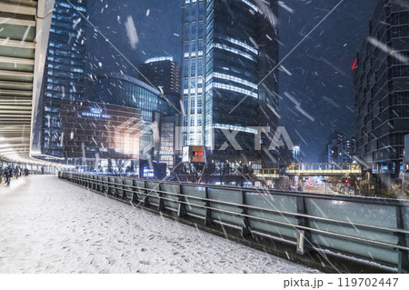 冬の川崎市の都市夜景 雪が降る川崎駅西口の風景【神奈川県】 冬の川崎市の都市夜景 雪が降る川崎駅西口の風景【神奈川県】 119702447