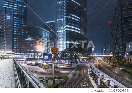 冬の川崎市の都市夜景 雪が降る川崎駅西口の風景【神奈川県】 冬の川崎市の都市夜景 雪が降る川崎駅西口の風景【神奈川県】 119702448