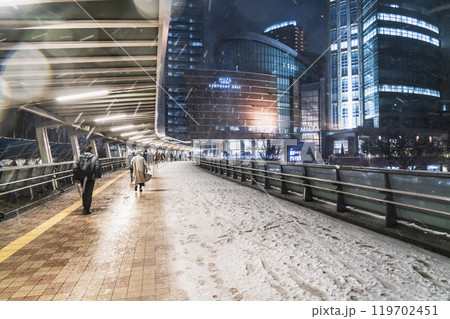 冬の川崎市の都市夜景 雪が降る川崎駅西口の風景【神奈川県】 冬の川崎市の都市夜景 雪が降る川崎駅西口の風景【神奈川県】 119702451