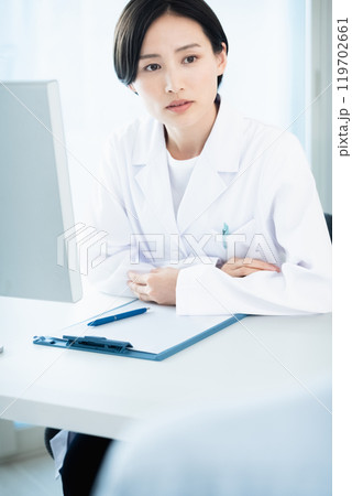 白衣の女性 白衣の女性 119702661