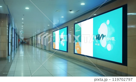 駅通路やショッピングセンター、地下道にあるようなデジタルサイネージ・広告看板 119702797