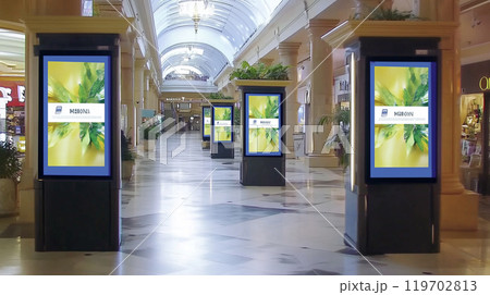 駅通路やショッピングセンター、地下道にあるようなデジタルサイネージ・広告看板 119702813