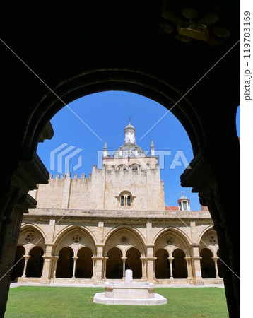 修道院の回路から見えるコインブラの旧大聖堂 (ポルトガル) 修道院の回路から見えるコインブラの旧大聖堂 (ポルトガル) 119703169