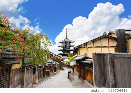 京都祇園の風景(八坂の塔) 119704411
