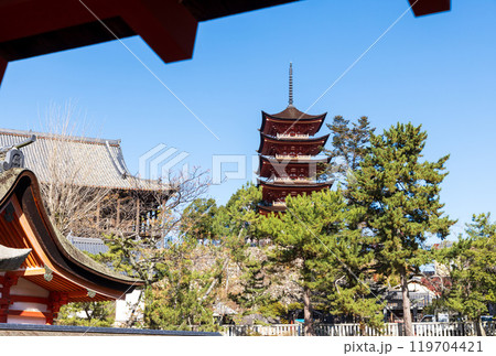 青空に映える五重塔　厳島神社 119704421