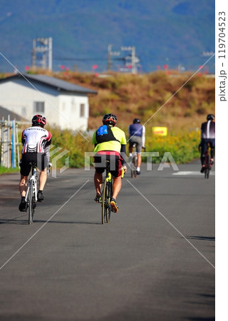 自転車の競争　プロレーサー 119704523