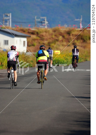 自転車の競争　プロレーサー 119704524