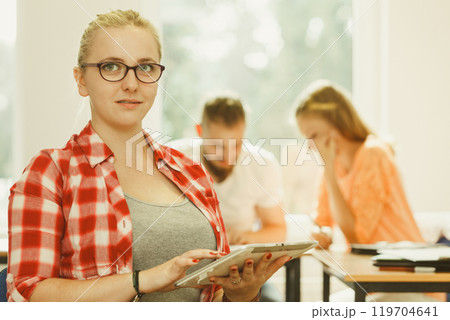 Student girl with tablet in front of her classmates 119704641