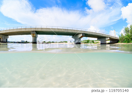 海に架かる橋と美しく輝く水底の砂浜　乗瀬橋 119705140