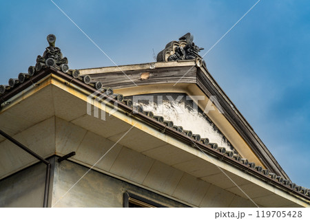 【重要伝統的建造物群保存地区】脇町南町重要伝統的建造物群保存地区　入母屋の屋根と鬼瓦　徳島県美馬市 119705428