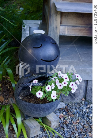 可愛い仏像様の花壇 119705430