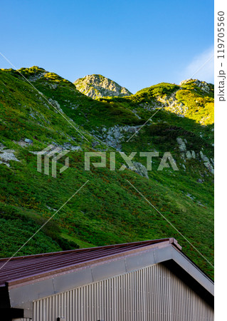 剣山荘から見上げる前劔と一服劔　北アルプス劔岳登山 119705560