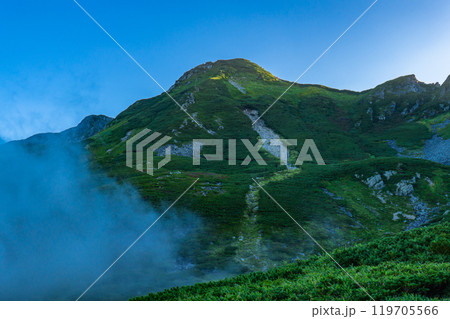 剣山荘から見上げる劔御前　北アルプス劔岳登山 119705566