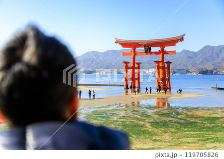 宮島観光をする男性 119705826