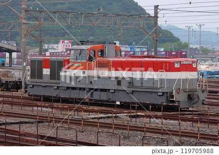 相模貨物駅で貨物列車の入替作業をする防音カバー付きDE11-2003号機_2010/7/11撮影 119705988