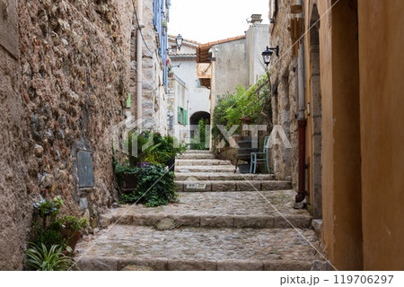 フランスの最も美しい村のひとつ、南フランスの小さな村サンタニェスの路地の景色 119706297