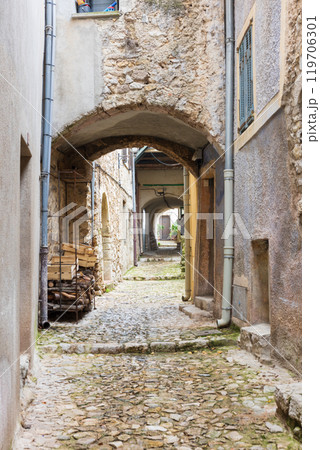 フランスの最も美しい村のひとつ、南フランスの小さな村サンタニェスの路地の景色 フランスの最も美しい村のひとつ、南フランスの小さな村サンタニェスの路地の景色 119706301