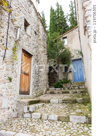 フランスの最も美しい村のひとつ、南フランスの小さな村サンタニェスの路地の景色 フランスの最も美しい村のひとつ、南フランスの小さな村サンタニェスの路地の景色 119706305