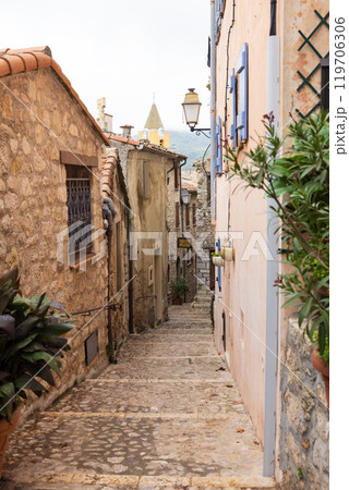 フランスの最も美しい村のひとつ、南フランスの小さな村サンタニェスの路地の景色 119706306