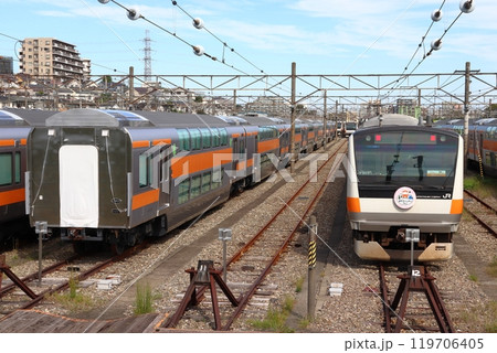 豊田車両センターに大量留置中の中央線用2階建てグリーン車（東京都日野市） 119706405