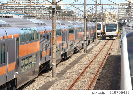 豊田車両センターに大量留置中の中央線用2階建てグリーン車(東京都日野市) 豊田車両センターに大量留置中の中央線用2階建てグリーン車(東京都日野市) 119706432