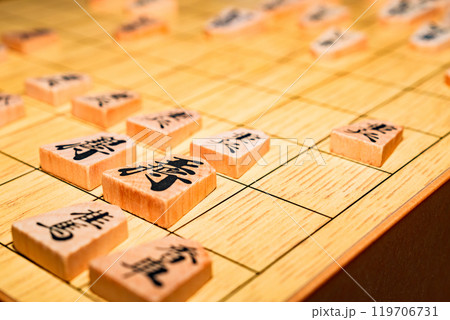 将棋 は 日本 の 伝統的 な ボードゲーム 【 将棋 を 指す イメージ 】 将棋 は 日本 の 伝統的 な ボードゲーム 【 将棋 を 指す イメージ 】 119706731